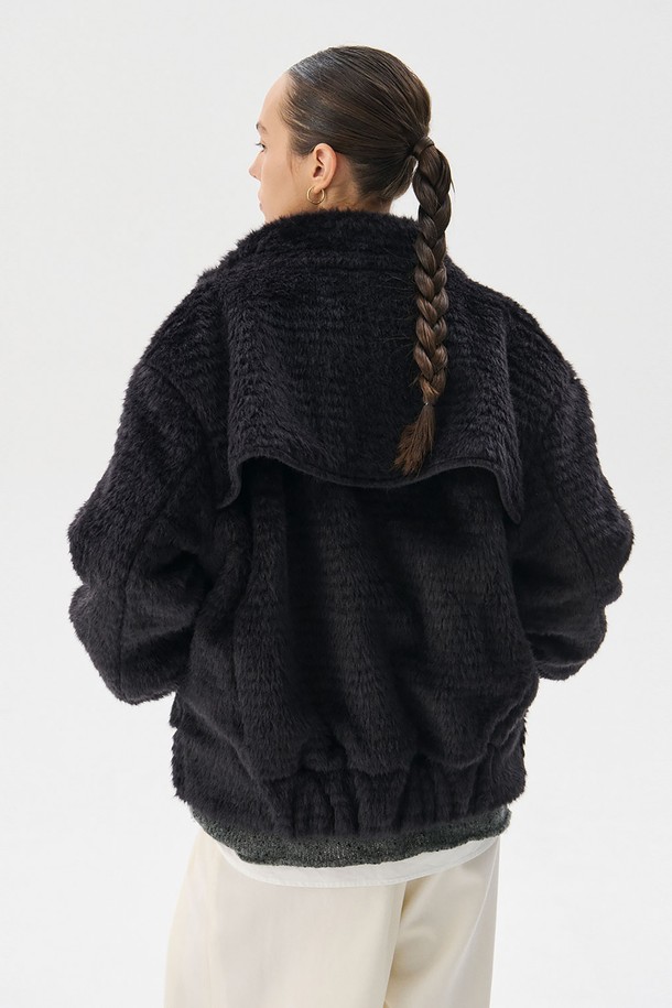 세련된 블랙 컬러의 에코 퍼 점퍼입니다. 부드러운 촉감의 아크릴, 울, 폴리에스테르 혼방 소재로 제작되어 가을, 겨울 시즌 따뜻하게 착용할 수 있습니다. 루즈핏 크롭 기장으로, 캐주얼하면서도 베이직한 스타일을 연출하며, 토글 여밈 방식으로 편안하게 즐길 수 있습니다. 가죽 스트랩 패치와 뒷 덧장 디테일이 돋보이며, 모임룩 또는 연말 모임룩에 추천합니다. 미니멀, 캐주얼, 클래식 등 다양한 스타일을 소화할 수 있는 퍼 코트입니다.
