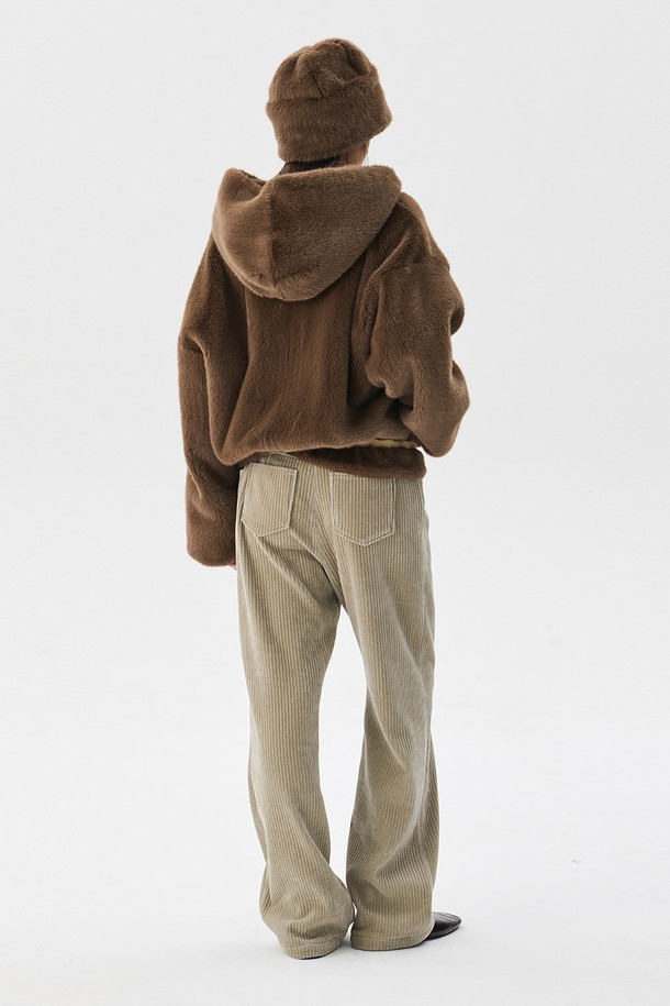 **리버서블 밍크 퍼 점퍼_브라운**

세련된 여성의 겨울 패션을 완성할 리버서블 밍크 퍼 점퍼입니다. 브라운과 블랙의 매력적인 컬러 조합으로, 양면 착용이 가능하여 다양한 스타일 연출이 용이합니다. 포근한 밍크 퍼 디테일과 루즈핏 디자인은 엘레강스하면서도 편안한 착용감을 선사합니다. 지퍼형 여밈 방식으로 간편하게 착용 가능하며, 모임룩과 같은 특별한 날에도 돋보이는 클래식한 스타일을 연출할 수 있습니다. 가을, 겨울 시즌, 부드러운 촉감과 두꺼운 두께로 따뜻함을 더해줍니다.
