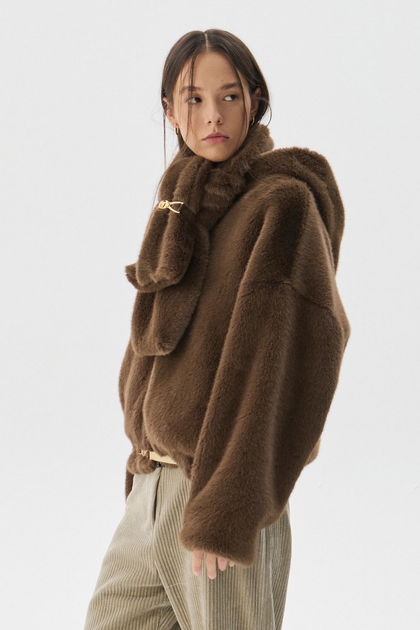 은은한 광택이 돋보이는 밍크 퍼 머플러입니다. 부드러운 촉감의 인조 밍크 퍼 소재로 제작되어 겨울철 보온성을 높여줍니다. 볼륨감 있는 디자인과 금속 로고 비죠 장식이 우아하고 클래식한 스타일을 더합니다. 브라운과 블랙 두 가지 색상으로 출시되어 다양한 룩에 매치하기 좋습니다. 모임룩이나 연말 모임룩에 활용하여 세련된 분위기를 연출해보세요.
