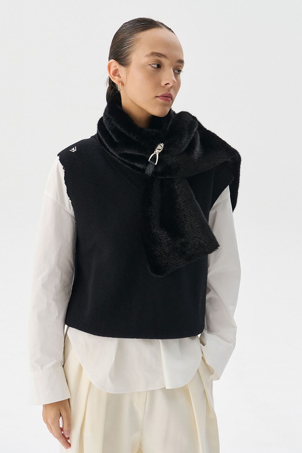 **Mink fur 머플러_Black**는 여성스러운 스타일을 위한 겨울철 필수 아이템입니다. 부드러운 촉감의 인조 밍크퍼 소재와 은은한 광택감이 우아하고 클래식한 분위기를 연출합니다. 블랙과 브라운 두 가지 컬러로 출시되어 다양한 스타일에 매치하기 용이하며, 두꺼운 두께감으로 뛰어난 보온성을 제공합니다. 벨트고리형 디자인으로 다양한 연출이 가능하며, 가벼운 착용감으로 편안하게 착용할 수 있습니다. 로고 디테일이 고급스러움을 더하는 머플러입니다.
