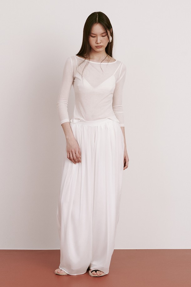 달빛 아래 부드럽게 흩날리는 듯한 "Moon Jar - Shaped Chiffon Pants_White"는 우아하고 미니멀한 스타일을 연출합니다. 얇고 가벼운 시폰 소재에 250% 셔링 디테일을 더해 풍성하면서도 시원한 착용감을 선사하며, 비침 걱정 없는 안감과 허리 밴딩 디자인으로 편안함까지 놓치지 않았습니다. 봄부터 초여름까지, 부드러운 촉감과 루즈핏으로 편안하고 세련된 데일리룩을 완성해보세요.
