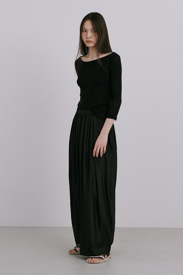 [1차 리오더] Moon Jar - Shaped Chiffon Pants_Black은 우아하고 미니멀한 스타일의 여성용 쉬폰 팬츠입니다. 부드러운 폴리에스테르 소재로 제작되었으며, 얇은 두께감과 비침 걱정 없는 안감 처리가 특징입니다. 250% 셔링 디테일과 허리 밴딩 디자인으로 편안하면서도 흐르는 듯한 실루엣을 연출하며, 봄, 초여름 일상복으로 활용하기 좋습니다.
