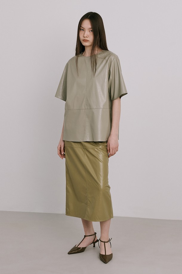 올리브 컬러의 에코 레더 스커트는 여성스러운 미니멀 무드를 연출합니다. 비건 가죽, 면, 폴리우레탄 혼방 소재로 제작되어 봄, 가을에 적합하며, A라인 핏으로 편안하게 착용 가능합니다. 크로스 라인 절개 디테일과 해리마감 시접, 미쓰마끼 봉제로 섬세한 디자인을 더했습니다. 데이트룩, 모임룩, 카페룩 등 다양한 TPO에 매치하여 시크하고 클래식한 스타일을 완성해보세요. 동물복지를 위해 비건 레더를 사용했으며 드라이클리닝을 권장합니다.
