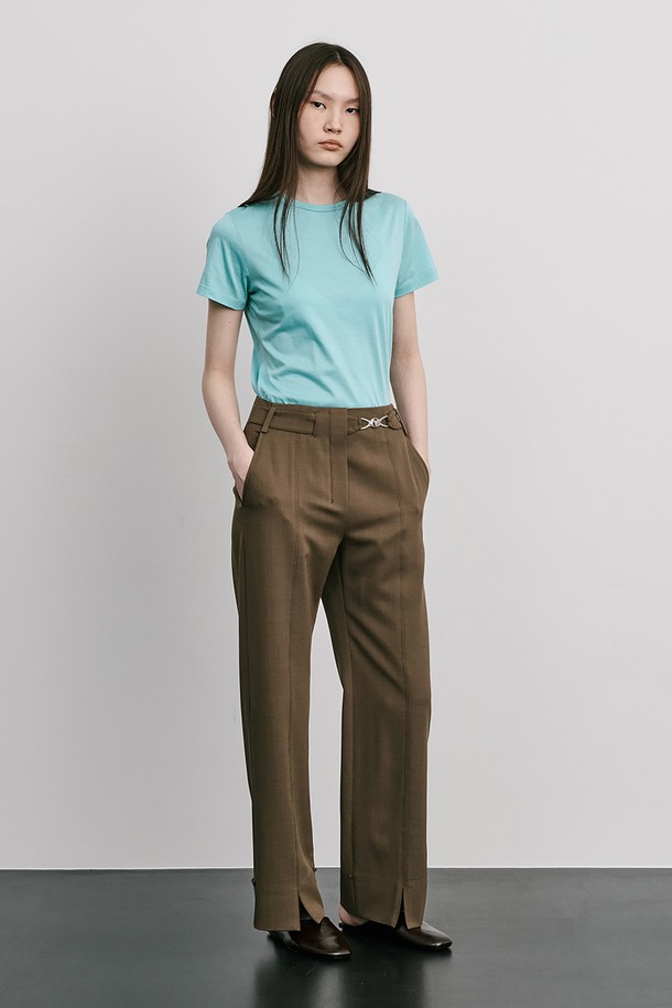 부드러운 촉감의 폴리에스테르, 폴리우레탄 혼방 소재로 제작된 Bijou Embellishment 터널 팬츠입니다. 허리라인의 벨트 디테일과 비죠 장식이 돋보이며, 밑단 단추로 핏 조절이 가능하여 다양한 스타일 연출이 용이합니다. 여름철에도 시원하게 착용할 수 있는 얇은 두께감과 신축성 있는 원단으로 편안한 착용감을 선사합니다.
