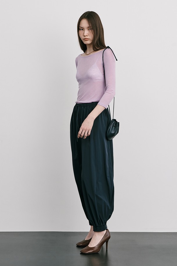 여성스러운 보트넥 디자인과 트렌디한 8부 소매가 돋보이는 25 Boatneck Sheer T_Purple입니다. 텐셀 70%와 울 30%의 혼방으로 제작되어 부드러운 촉감을 선사하며, 비치는 소재감이 은은한 멋을 더합니다. 얇은 두께감으로 봄, 여름 시즌에 시원하게 착용하기 좋으며, 미니멀하고 베이직한 스타일로 다양한 룩에 활용할 수 있습니다.
