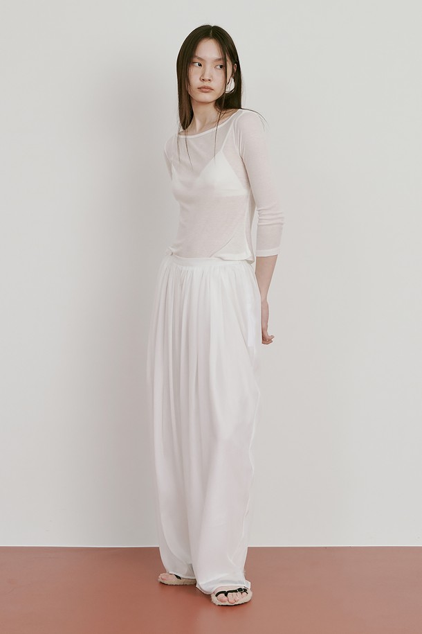 부드러운 텐셀과 울 혼방 소재로 제작된 25 Boatneck Sheer T_White 티셔츠입니다. 얇은 두께감과 은은하게 비치는 시스루 디자인으로 여성스러운 분위기를 연출하며, 보트넥과 8부 소매 기장으로 우아한 스타일을 더했습니다. 화이트, 퍼플, 그린, 블랙 등 다양한 컬러 옵션으로 제공되어, 봄, 여름 시즌 데일리룩에 미니멀하면서도 세련된 포인트를 줄 수 있습니다.
