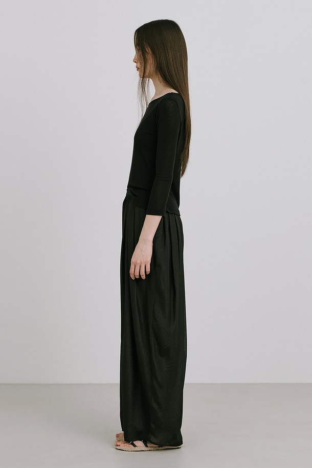 여성스러운 실루엣을 연출하는 25 Boatneck Sheer T_Black 티셔츠입니다. 텐셀 70%와 울 30% 혼방으로 제작되어 부드러운 촉감을 선사하며, 봄, 여름에 어울리는 얇은 두께감과 비치는 소재가 특징입니다. 우아한 무드의 보트넥 디자인과 레귤러핏이 어우러져 일상에서 편안하게 착용하기 좋습니다.
