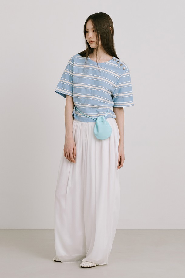 달항아리에서 영감을 받은 디자인의 Moon Jar - Shaped Belted Bag_Light Blue 색상 미니 백입니다. 폴리에스터, 폴리우레탄 소재로 제작되었으며, 벨트 장식이 특징입니다. 일상에서 크로스백 또는 벨트백으로 연출 가능한 액세서리형 미니멀 & 엘레강스 스타일의 무지 패턴 복주머니형 가방이며, 조임용 끈으로 잠금 가능합니다.
