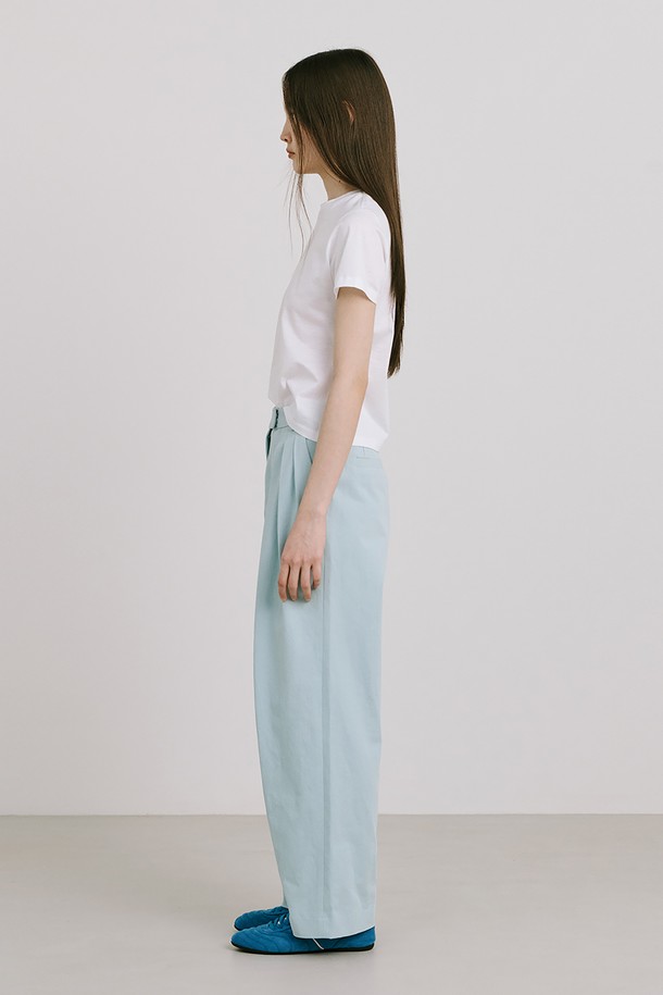 "25 Basic Short Sleeve T_White"는 부드러운 촉감의 Cotton 100% 소재로 제작되어 봄, 여름철에 시원하게 착용하기 좋은 반소매 티셔츠입니다. 라운드넥 슬림핏 디자인에 베이직하고 미니멀한 스타일로, 다양한 룩에 활용하기 용이합니다. 바이오 워싱 처리, 1cm 네크립 디자인, 뒷넥 안쪽 나염 로고, 외줄삼봉 스티치 등의 디테일이 돋보이는 데일리 티셔츠입니다.
