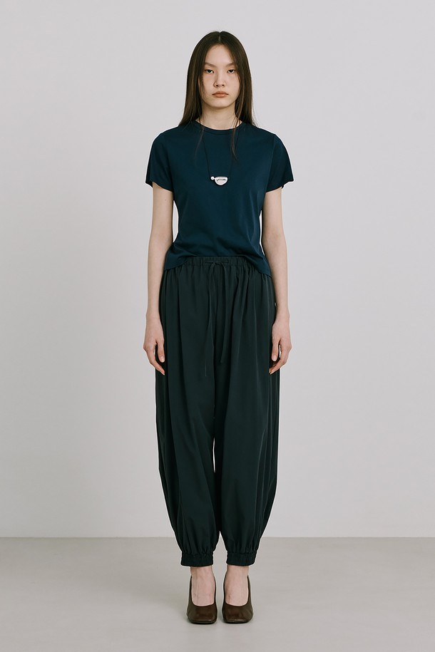 "25 Basic Short Sleeve T_Navy"는 부드러운 면 소재로 제작되어 편안한 착용감을 선사하는 슬림핏 반팔 티셔츠입니다. 네이비, 화이트, 블랙, 민트 4가지 컬러로 출시되었으며, 라운드넥에 베이직하고 미니멀한 디자인으로 일상에서 활용도가 높습니다. 바이오 워싱 처리, 1cm 네크립 디자인, 뒷넥 안쪽 나염 로고, 외줄삼봉 스티치 등 디테일한 마감으로 완성도를 높였습니다.
