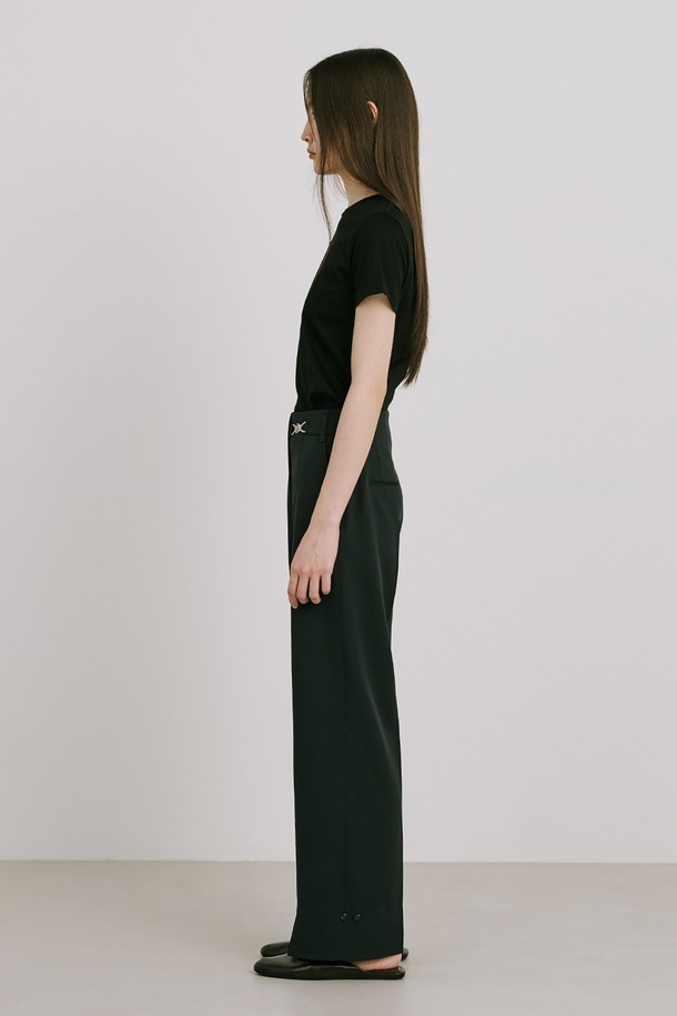 베이직 숏 슬리브 티_블랙 25는 일상에서 활용하기 좋은 슬림핏 반소매 티셔츠입니다. 부드러운 면 소재로 제작되어 얇고 가벼운 착용감을 선사하며, 흡습 기능으로 쾌적함을 유지해 줍니다. 라운드넥 디자인에 1cm 네크립으로 깔끔함을 더하고, 바이오 워싱 처리를 통해 자연스러운 분위기를 연출합니다. 외출 시에는 출근룩, 데이트룩 등 다양한 TPO에 맞춰 미니멀, 클래식, 캐주얼 스타일로 연출할 수 있습니다. 무지 디자인으로 어떤 스타일에도 쉽게 매치하여 활용도 높게 즐길 수 있습니다.
