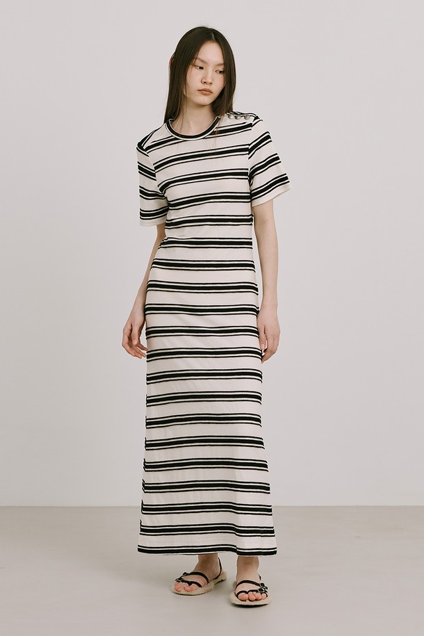 부드러운 면 소재의 Stripe Jacquard Knit Dress_Cream은 봄과 여름, 일상에서 편안하게 즐기기 좋은 니트 원피스입니다. 크림, 네이비 두 가지 컬러로 출시되었으며, 미니멀하고 베이직한 스타일을 연출합니다. 허리 라인을 잡아주는 린앤롱 A라인 플레어 실루엣에, 옆 네크 라인의 로고 금속 단추 디테일로 포인트를 주어 이지웨어룩을 완성합니다.

