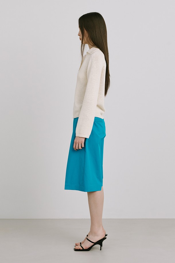 터키 블루 컬러의 25 버뮤다 팬츠는 여성용 반바지로, 봄, 여름에 착용하기 좋습니다. 루즈핏으로 편안하게 착용 가능하며, 코튼, 폴리에스터, 나일론 혼방 소재로 제작되었습니다. 허리 속마이깡, 지그재그 스티치, 사선 주머니, 벨트 착용, 허리 턱 디테일이 더해져 미니멀하면서도 베이직한 스타일을 연출합니다.
