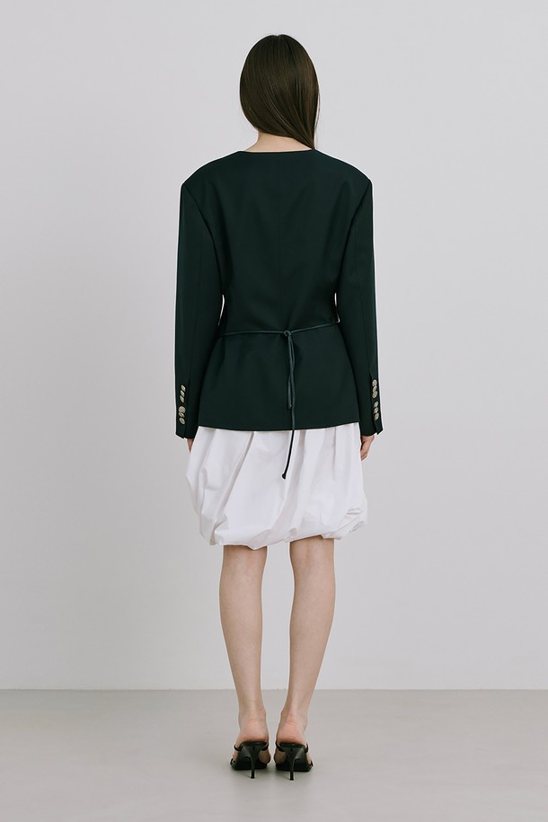 "Moon Jar - Shaped Skirt_White"는 부드러운 촉감의 나일론, 면, 폴리에스테르 혼방 소재로 제작된 여성용 미니스커트입니다. A라인의 루즈핏 실루엣에 은은한 셔링과 잔터크 디테일을 더했으며, 옆 지퍼 여밈과 안감 처리가 되어 편안한 착용감을 선사합니다. 미니멀하고 모던한 스타일로, 봄, 여름 시즌 화이트, 블랙 두 가지 색상으로 출시되어 다양한 룩에 활용하기 좋습니다.
