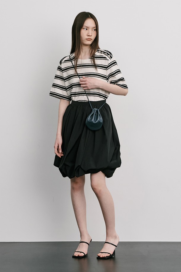 크리미한 컬러의 Stripe Jacquard Knit 반소매 티셔츠입니다. 부드러운 면 소재에 스트라이프 자카드 패턴으로 포인트를 주었으며, 옆 네크 라인에 금속 단추 디테일을 더해 은은한 멋을 더했습니다. 봄, 여름 시즌에 시원하게 착용하기 좋으며, 레이어드 스타일링에도 활용 가능한 레귤러핏 크롭 티셔츠입니다.
