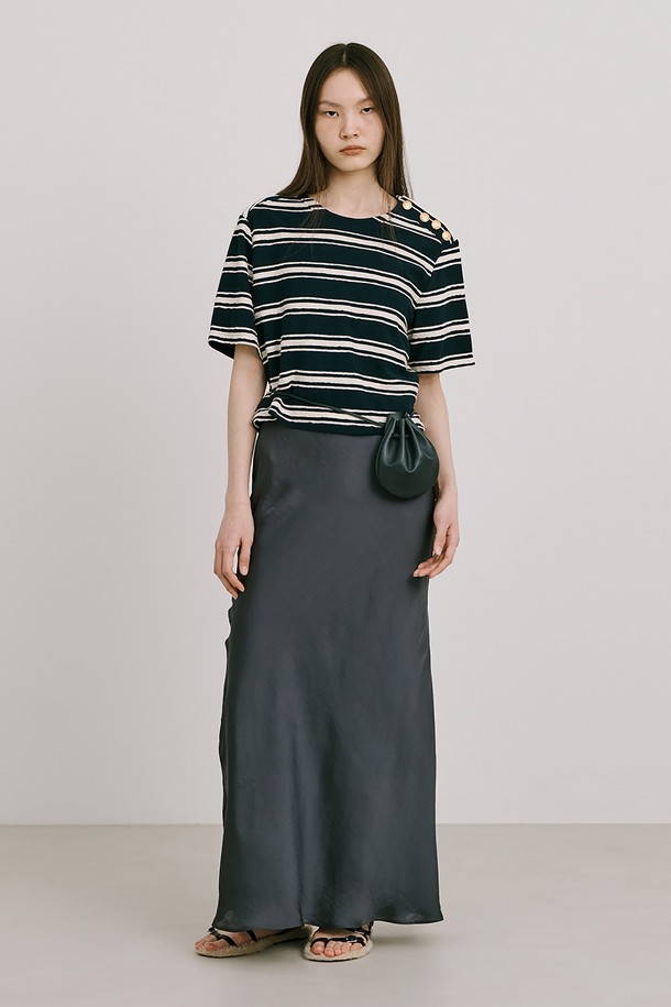 네이비 컬러의 Stripe Jacquard Knit Short Sleeve T는 여성용 티셔츠입니다. 면 소재의 레귤러핏 크롭 기장 반소매 티셔츠로, 스트라이프 패턴과 라운드넥 디자인이 특징입니다. 옆 네크 라인에는 로고 금속 단추 디테일이 있으며, 자카드 니트 소재로 제작되어 레이어드하여 다양한 스타일 연출이 가능합니다.
