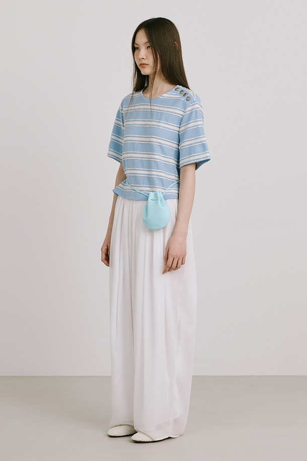 라이트 블루 컬러의 스트라이프 자카드 니트 반소매 티셔츠입니다. 면 소재로 제작되었으며, 미니멀하고 베이직한 스타일에 크롭 기장과 레귤러핏으로 편안하게 착용 가능합니다. 옆 네크 라인에 금속 단추 디테일이 있으며, 다양한 스타일링을 위한 레이어드 연출에도 용이합니다.
