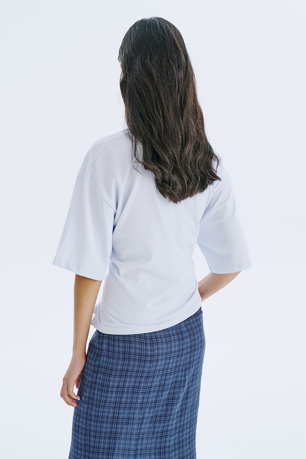 Waist Tied T_Light Blue는 얇고 시원한 면 소재의 여성 반소매 티셔츠입니다. 라이트 블루, 민트, 화이트 세 가지 산뜻한 색상으로 출시되었으며, 허리 스트랩 디테일과 레귤러 핏으로 미니멀하면서도 베이직한 스타일을 연출합니다. 허리 라인 조절이 가능하여 체형 커버 효과를 제공하며, 봄, 여름 시즌 일상복으로 활용하기 좋습니다.
