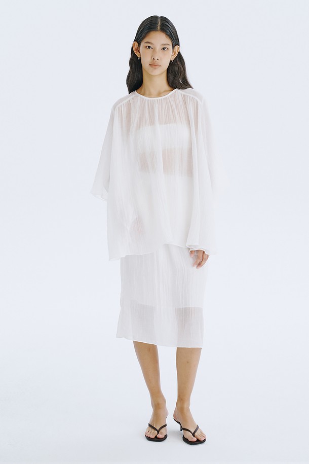 플리세 블라우스_White는 텐셀 80%와 나일론 20%의 혼방 소재로 제작되어 가볍고 시원한 착용감을 선사하며, 여름철에 적합합니다. 라운드넥과 반소매 디자인에 플리츠 패턴, 루즈핏 실루엣으로 우아하고 페미닌한 무드를 연출하며, 은은하게 비치는 실루엣과 볼륨감 있는 소매라인이 특징입니다. 화이트와 브라운 두 가지 컬러로 출시되어, 일상복으로 레이어드하여 다양한 스타일을 연출할 수 있습니다.
