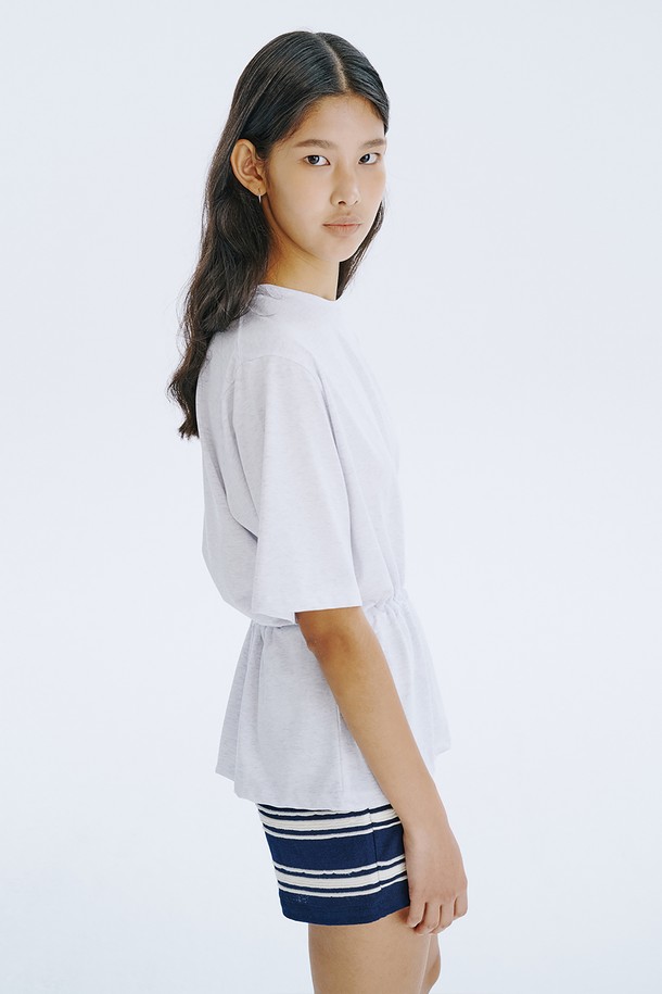 네이비 컬러의 스트라이프 자카드 니트 쇼츠는 여름철 데일리 및 홈웨어룩에 활용하기 좋은 여성 숏팬츠입니다. 면 소재로 제작되어 얇고 시원하며, 허리 전체 밴딩 처리로 편안한 착용감을 선사합니다. 클래식하면서도 캐주얼한 무드를 동시에 연출하며, 독특한 스트라이프 패턴과 레귤러핏 디자인으로 다리 라인을 더욱 길고 슬림하게 보이게 합니다.
