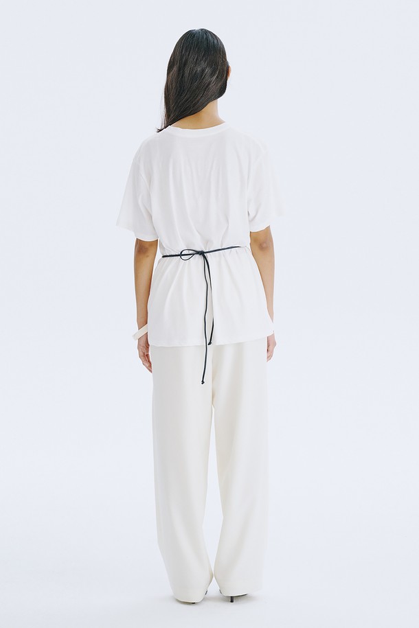 디자이너의 베를린 여행 그림일기를 담은 그래픽이 돋보이는 Picture Diary T_White입니다. 100% 코튼 소재로 제작되어 부드러운 촉감을 선사하며, 봄, 여름 시즌에 편안하게 착용할 수 있습니다. 미니멀하고 캐주얼한 스타일의 오버핏 반소매 티셔츠로, 라운드넥 디자인과 얇은 두께감으로 시원하게 즐길 수 있습니다.
