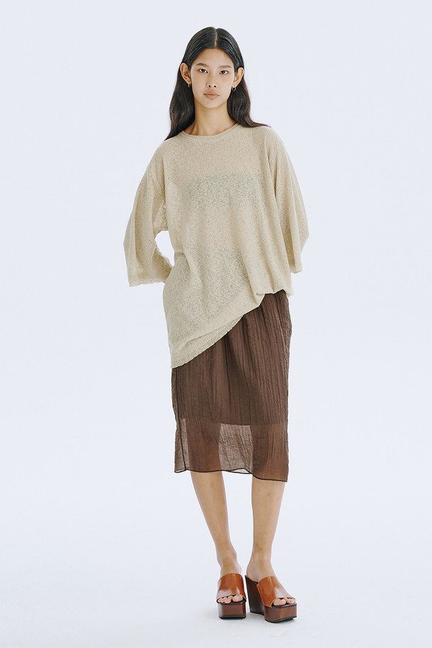 여름철 시원하게 즐길 수 있는 여성용 긴팔 메쉬 풀오버입니다. 부드러운 촉감의 폴리에스테르, 린넨, 스판덱스 혼방 소재로 제작되었으며, 얇은 두께감과 시스루 디자인이 특징입니다. 라운드넥과 오버핏으로 편안한 착용감을 선사하며, 미니멀한 스타일을 연출하기 좋은 카키, 아이보리, 네이비 3가지 색상으로 선보입니다.
