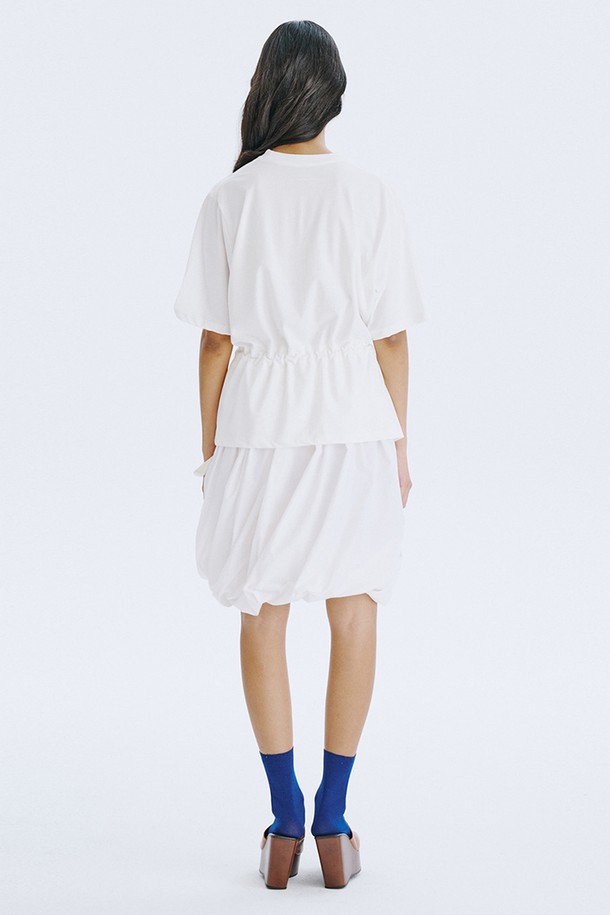 Stopper Jersey T_White는 여성용 티셔츠로, 미니멀하고 베이직한 스타일을 연출합니다. 부드러운 Cotton 100% 소재로 제작되어 얇고 쾌적한 착용감을 선사하며, 넉넉한 레귤러 핏과 라운드넥 디자인으로 편안함을 더합니다. 허리 조절이 가능한 스토퍼 디자인과 구김이 적은 소재로 실용성을 높인, 여름철 데일리 티셔츠입니다.
