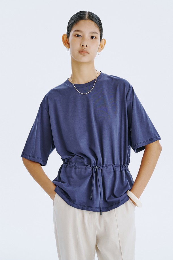 네이비 컬러의 Stopper Jersey 티셔츠는 여름철 일상에서 시원하게 착용하기 좋은 반소매 크롭 티셔츠입니다. 부드러운 면 소재로 제작되어 얇고 쾌적한 착용감을 선사하며, 구김이 적어 편안하게 즐길 수 있습니다. 허리 부분의 스토퍼 디자인으로 핏 조절이 용이하며, 미니멀하고 베이직한 스타일로 다양한 룩에 활용하기 좋습니다.
