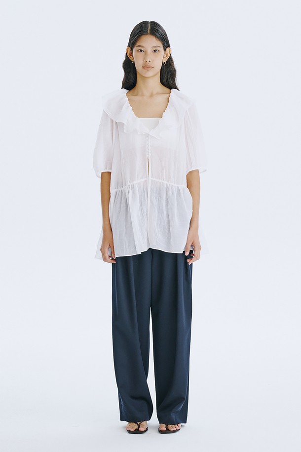 시원한 여름을 위한 See-Through 오버핏 셔링 블라우스입니다. 은은하게 비치는 시스루 소재와 부드러운 촉감이 특징이며, 우아하고 페미닌한 무드를 연출합니다. 스퀘어넥 디자인과 프릴, 셔링 디테일이 더해져 여성스러운 실루엣을 완성합니다.
