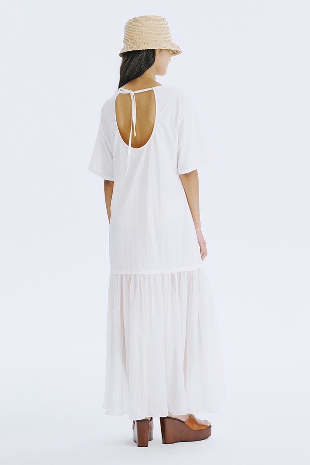 부드러운 촉감의 쉬어한 소재로 제작된 Bare Back Shirring Dress_White는 여성스러운 실루엣을 선사합니다. U넥 라인에 백라인 오픈 디테일과 리본 장식이 포인트이며, A라인 플레어 스커트가 우아한 무드를 연출합니다. 봄, 여름 시즌 일상에서 루즈핏으로 편안하게 즐길 수 있는 반소매 원피스입니다.

