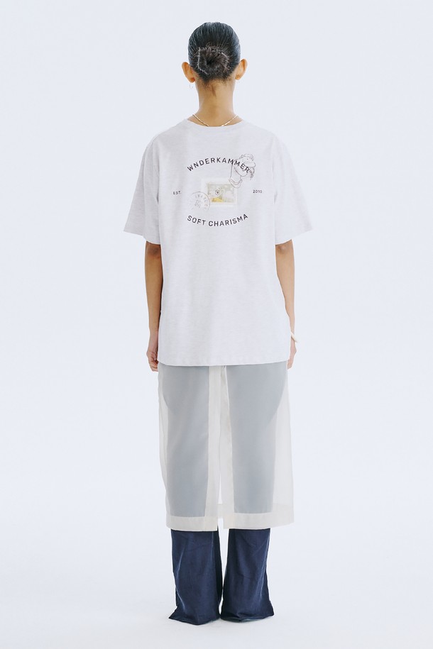 분더캄머 로고와 백조 그래픽이 돋보이는 Post Graphic T_Melange 티셔츠입니다. Charcoal, Light Khaki, Light Yellow 세 가지 색상으로 출시되었으며, 면 소재의 오버핏 반소매 티셔츠입니다. 일상에서 편안하게 착용하기 좋으며, 2025년 6월에 국내에서 제조되었습니다.
