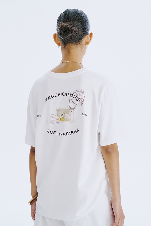 분더캄머의 Post Graphic T_White는 백조 그림과 분더캄머 로고가 엽서 형태로 디자인된 오버핏 반소매 티셔츠입니다. 면 100% 소재로 제작되어 시원하고 편안한 착용감을 선사하며, 화이트, 차콜, 라이트 카키, 라이트 옐로우 4가지 색상으로 출시되었습니다. 일상에서 스트릿, 베이직 스타일을 연출하기 좋으며, 2025년 6월에 (주)분더캄머에서 제조했습니다.
