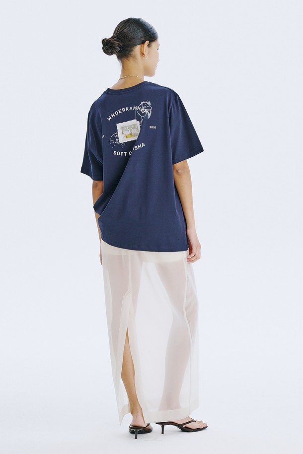분더캄머 로고와 백조 그래픽 프린트가 돋보이는 Post Graphic T_Navy 티셔츠입니다. 부드러운 면 소재로 제작되어 편안한 착용감을 선사하며, 봄, 여름 시즌 일상에서 스트릿 무드를 연출하기 좋습니다. 오버핏 레귤러 기장으로 제작되었으며, 국내에서 생산되어 높은 품질을 자랑합니다.
