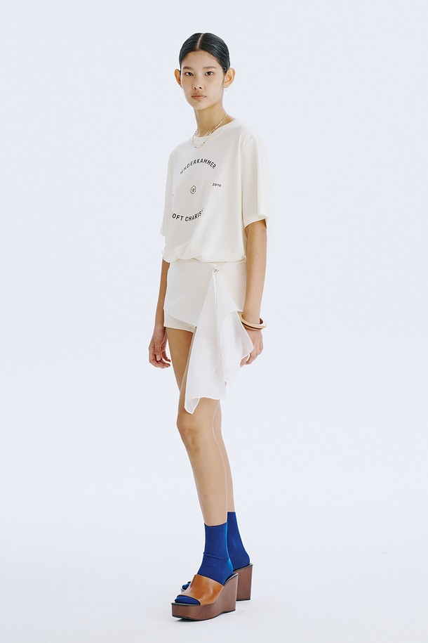 WNDERKAMMER Graphic T_Light Yellow는 분더캄머 로고 모티브 디자인이 돋보이는 오버핏 반소매 티셔츠입니다. Light Yellow, Charcoal, Light Khaki 세 가지 색상으로 출시되었으며, 여름철 일상복으로 활용하기 좋습니다. 면 소재로 제작되어 통풍이 잘 되며, 드라이클리닝을 권장합니다.
