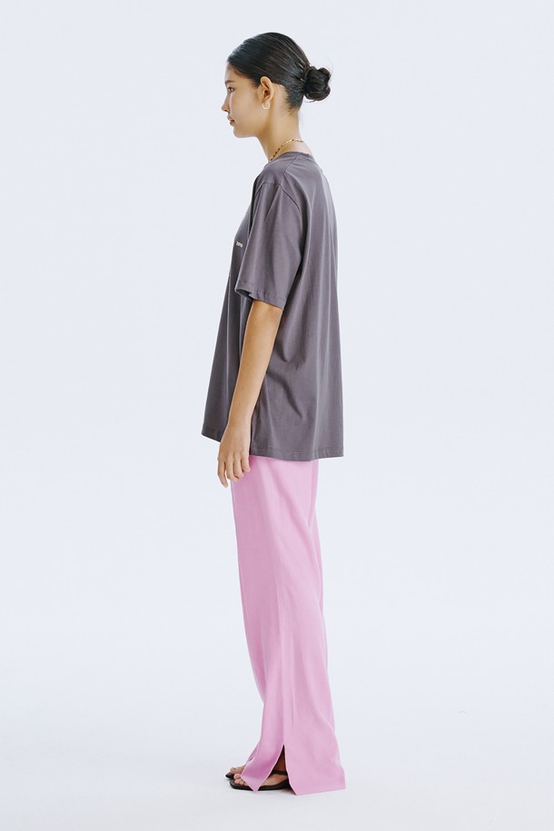 WNDERKAMMER Graphic T_Charcoal은 분더캄머 로고를 모티브로 한 그래픽 디자인이 돋보이는 오버핏 티셔츠입니다. 얇은 면 소재로 제작되어 봄, 여름철에 시원하게 착용 가능하며, Charcoal, Light Khaki, Light Yellow 세 가지 컬러로 출시되어 포인트를 더했습니다. 라운드넥 디자인과 반소매 기장으로 일상에서 스트릿, 미니멀 스타일을 모두 소화할 수 있는 실용적인 아이템입니다.
