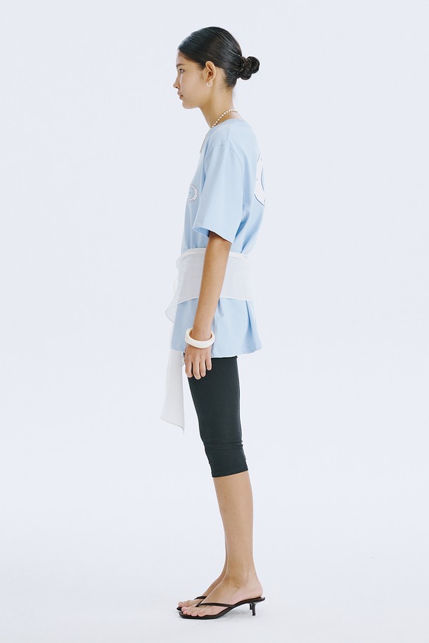 분더캄머 로고를 모티브로 한 라운드 그래픽 티셔츠입니다. 라이트 블루, 네이비, 화이트 3가지 컬러로 제공되며, 봄, 여름 시즌 일상복으로 활용하기 좋습니다. 면 소재의 오버핏 디자인으로, 스트릿한 그래픽과 포인트 컬러가 돋보이는 반소매 티셔츠입니다.
