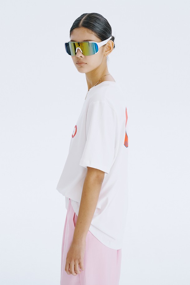 분더캄머 로고 모티브와 스트릿한 그래픽, 포인트 컬러 디자인이 돋보이는 Round Graphic T_White입니다. 면 100% 소재로 제작되어 편안한 착용감을 선사하며, 봄, 여름 시즌에 어울리는 반소매 티셔츠입니다. 오버핏 라운드넥 디자인으로 남녀 공용으로 착용 가능하며, White, Navy, Light Blue 세 가지 컬러로 만나보실 수 있습니다.
