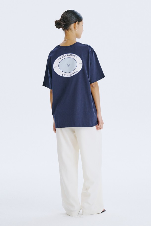 분더캄머 로고 모티브 디자인이 돋보이는 Round Graphic T_Navy 티셔츠입니다. 네이비, 라이트 블루, 화이트 세 가지 색상으로 출시되었으며, 봄/여름 시즌 일상복으로 활용하기 좋습니다. 면 소재의 오버핏 반소매 티셔츠로, 얇은 두께감과 통풍성이 뛰어나 쾌적한 착용감을 선사합니다.
