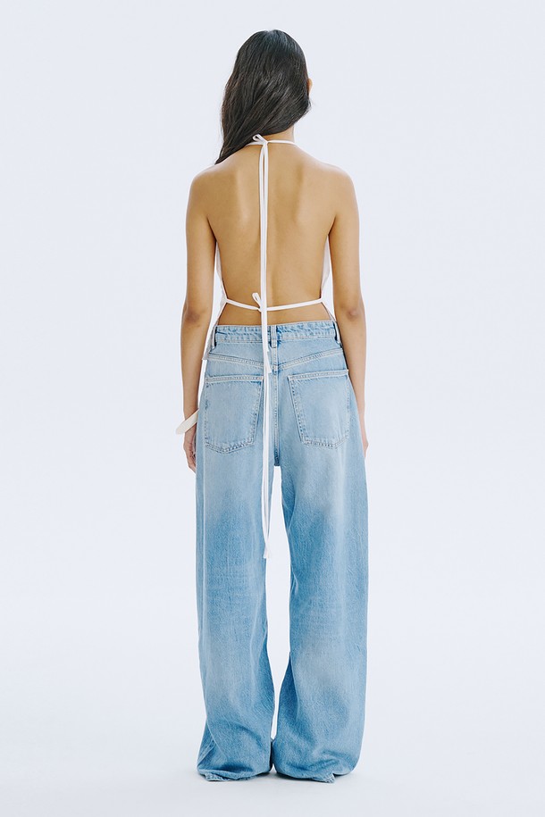 부드러운 아사면 100% 소재의 여성용 스퀘어 넥 민소매 탑입니다. 시원한 여름을 위한 얇은 두께감과 통풍성이 좋은 디자인으로, 꽃 자수 디테일이 은은한 포인트를 더합니다. 레귤러 핏으로 제작되었으며, 레이어드하여 다양한 스타일을 연출하거나 스카프처럼 변형하여 개성 있는 룩을 완성할 수 있습니다.
