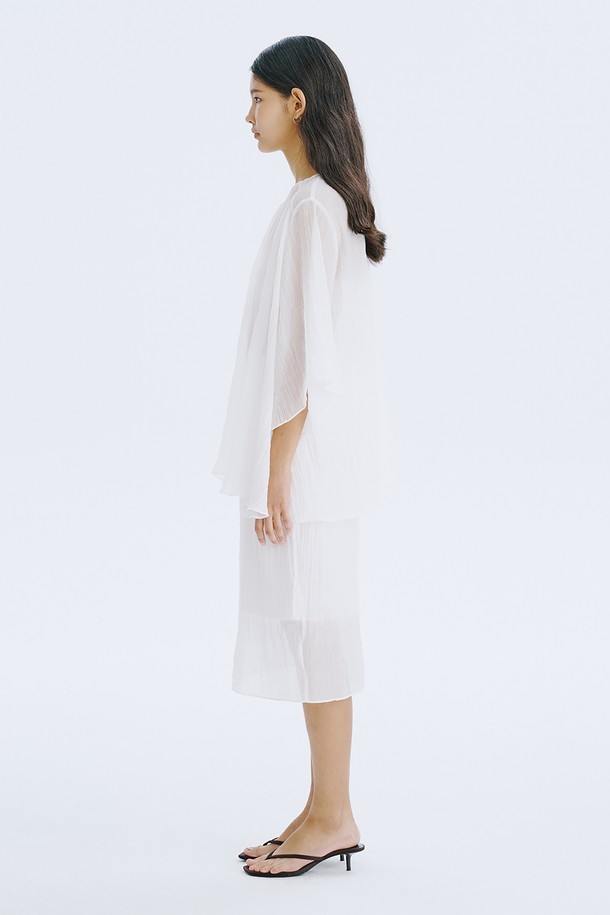 부드러운 텐셀 80%와 나일론 20% 혼방 소재에 시원한 폴리에스터 안감을 더해 시스루 디자인으로 제작된 Sheer Banding Skirt_White입니다. 허리 밴딩으로 편안하게 착용 가능하며, H라인 핏과 얇은 두께감으로 여름철 시원하고 미니멀한 스타일을 연출합니다. 베이직한 디자인에 무지 패턴으로 어떤 상의와도 쉽게 매치하여 일상룩을 완성할 수 있습니다.
