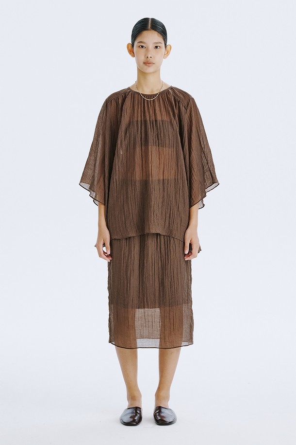 **Sheer Banding Skirt_Brown**

부드러운 텐셀 혼방 소재와 시스루 디자인이 특징인 여성용 H라인 스커트입니다. 브라운 컬러와 안감이 내장되어 비침 걱정 없이 시원하게 여름을 즐길 수 있습니다. 허리 밴딩 처리로 편안한 착용감을 선사하며, 미니멀하고 베이직한 스타일을 연출합니다.
