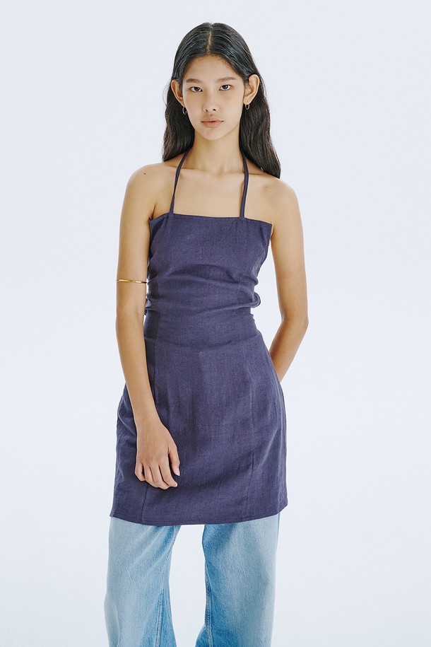 네이비 컬러의 스트랩 미니 드레스는 린넨과 면 혼방 소재로 제작되어 시원하고 편안한 착용감을 선사합니다. 스퀘어넥 라인과 민소매, 등 오픈 디자인, 스트랩 디테일이 특징이며, 여름철 일상, 여행, 휴가 등 다양한 상황에서 미니멀하고 베이직한 스타일을 연출할 수 있습니다. 얇은 두께감으로 통기성이 뛰어나며, 여러 체형을 커버해 주는 디자인으로 드라이클리닝을 권장합니다.
