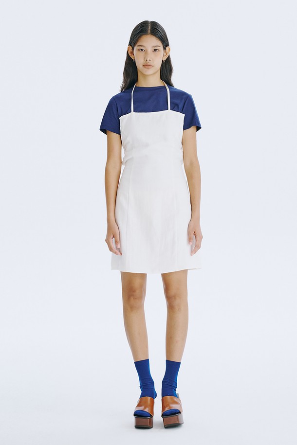 시원한 여름을 위한 린넨 & 면 혼방의 화이트 스트랩 미니 원피스입니다. 캐주얼한 무드의 A라인 핏으로, 스퀘어넥과 등 오픈 디자인, 스트랩 디테일이 여성스러운 포인트를 더합니다. 얇고 통기성이 뛰어나며, 드라이클리닝을 권장합니다.
