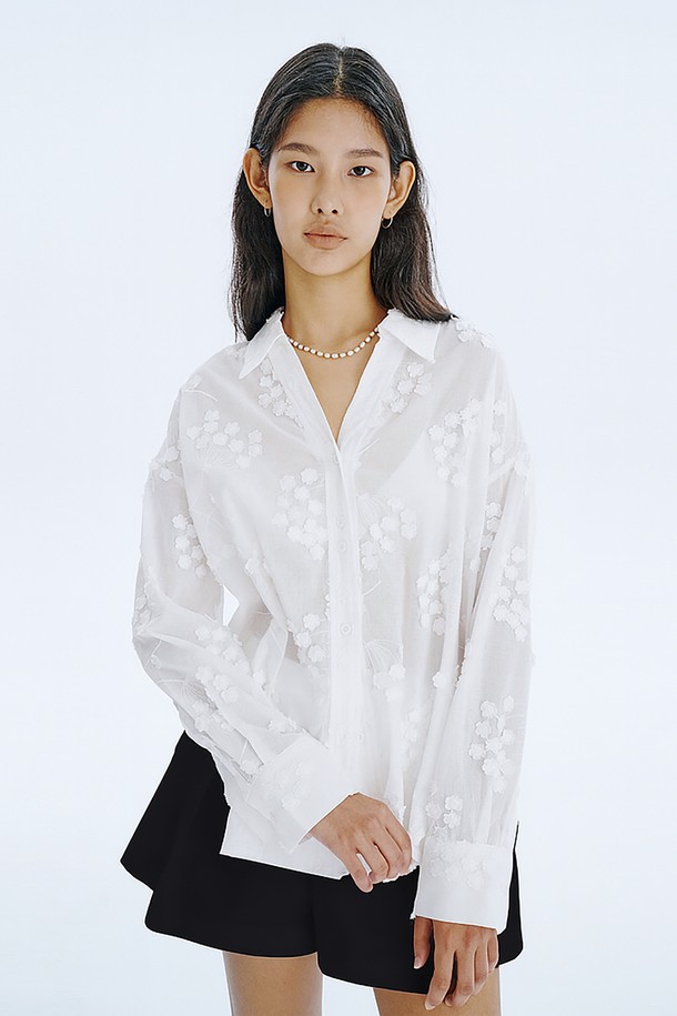 세련된 스타일을 연출하는 25 Tuck Shorts_Black입니다. 허리 턱 디테일과 벨트 착용이 가능한 디자인으로, 루즈핏과 반바지 기장이 편안하면서도 트렌디한 핏을 선사합니다. 면, 폴리에스테르, 나일론 혼방 소재의 무지 디자인으로, 사선 포켓과 지그재그 스티치 디테일이 돋보이는 여름철 데일리 아이템입니다.
