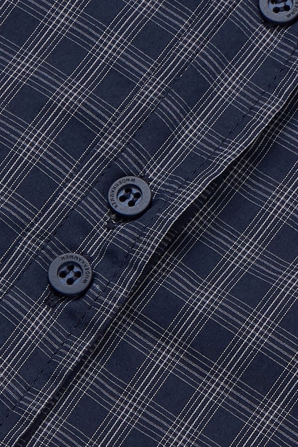 네이비 컬러의 80수 CP 브이넥 셔츠입니다. 부드러운 촉감의 80수 면 소재로 제작되어 가볍고 편안한 착용감을 선사합니다. 은은한 체크 문양과 오버핏 디자인으로 캐주얼, 클래식, 미니멀 스타일을 연출하기 좋습니다. 데이트룩, 카페룩 등 다양한 TPO에 활용 가능하며, 모든 체형을 커버해주는 실용적인 아이템입니다. 긴 소매 기장으로 간절기부터 겨울까지 폭넓게 활용할 수 있습니다.
