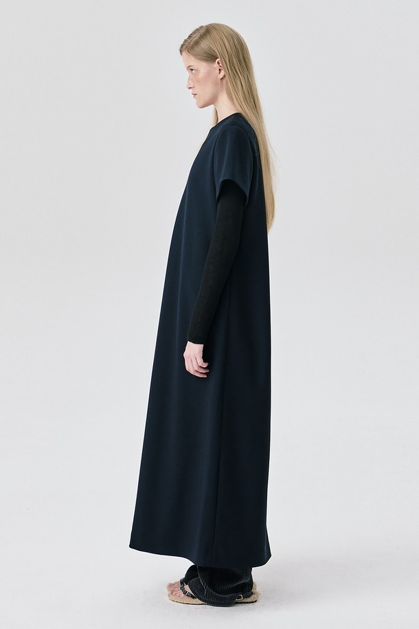 Black (블랙) 컬러의 Short Sleeve Ponte Dress (숏 슬리브 폰테 드레스)는 미니멀한 스타일을 추구하는 여성분들을 위한 사계절용 미니 드레스입니다. 부드러운 촉감의 폴리에스테르와 스판덱스 혼방 폰테 소재로 제작되어, 슬림핏 라인을 살려주면서도 뛰어난 신축성과 복원력을 자랑합니다. 라운드넥과 반소매 디자인, 히든 콘실 지퍼와 사시 디테일 마감으로 깔끔함을 더했으며, 데이트룩, 모임룩, 소개팅룩 등 다양한 TPO에 활용 가능합니다. 몸에 밀착되는 네크라인과 두꺼운 두께감으로 안정적인 핏을 선사하며, 시크하고 클래식한 분위기를 연출합니다.
