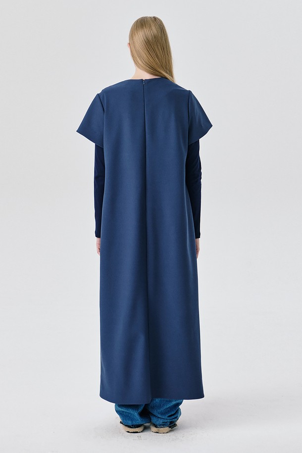 세련된 스타일을 완성하는 숏 슬리브 폰테 드레스_스모크 블루입니다. 부드러운 촉감의 폴리에스테르와 스판덱스 혼방 폰테 소재로 제작되어 편안한 착용감을 선사합니다. 미니멀하고 시크한 디자인으로 오피스룩과 모임룩에 모두 잘 어울리며, 사계절 내내 활용 가능합니다. 슬림핏 라인에 히든 콘실 지퍼와 밀착형 라운드넥, 더블 저지 방식, 사시 디테일 마감으로 깔끔하고 세련된 실루엣을 연출합니다. 은은한 스모크 블루 컬러와 무지 패턴이 어우러져 어떤 스타일에도 쉽게 매치할 수 있습니다.
