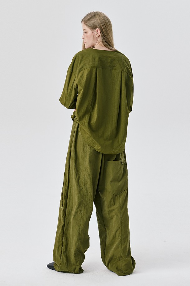 카키 색상의 Yoke Top (요크 탑) 블라우스입니다. 미니멀하고 모던한 스타일로, 가을과 겨울에 어울리는 긴 소매 디자인입니다. 나일론 소재로 제작되어 드라이한 촉감을 선사하며, 얇은 두께감으로 편안하게 착용 가능합니다. 요크 절개 디테일과 구조적인 실루엣, 은은한 광택감이 특징이며, 아방가르드한 무드를 연출합니다. 오피스룩, 출근룩, 겨울 데일리룩 등 다양한 TPO에 활용할 수 있으며, 미니멀, 클래식, 시크 스타일을 즐기는 여성분들께 추천합니다.
