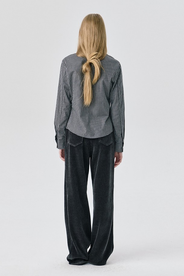 25 레귤러 핏 셔츠_블랙은 빈티지, 클래식, 캐주얼 스타일을 아우르는 사계절용 셔츠입니다. 면 소재의 블랙 컬러 체크 패턴으로, 레귤러 핏과 버튼다운 칼라가 특징입니다. 긴 소매 기장과 왼쪽 가슴 로고 자수 디테일이 돋보입니다. 통기성이 좋아 편안하게 착용할 수 있으며, 데님, 치노팬츠, 스커트 등 다양한 하의와 매치하여 비즈니스 캐주얼 및 출근룩으로 활용 가능합니다. 클래식, 캐주얼, 미니멀한 스타일을 즐기는 분들께 추천합니다.
