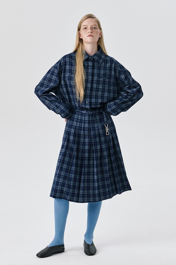 네이비 컬러의 오버사이즈 셔츠입니다. 롱 기장의 드롭숄더 디자인으로, 클래식과 캐주얼 무드를 넘나드는 스타일을 연출합니다. 체크 패턴과 플랩 포켓 디테일이 돋보이며, 힙을 덮는 기장으로 편안하게 착용 가능합니다. 폴리에스테르, 레이온, 스판덱스 혼방 소재로 제작되어 사계절 내내 활용 가능하며, 긴소매 디자인으로 다양한 레이어드 룩을 연출할 수 있습니다. 출근룩, 비즈니스 캐주얼, 모임룩 등 TPO에 구애받지 않고 미니멀한 스타일을 완성해보세요.
